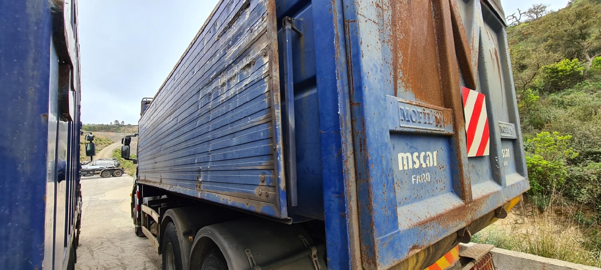 Iveco Stralis 360 26T com Grua e Contentor Basculante — imagen 6