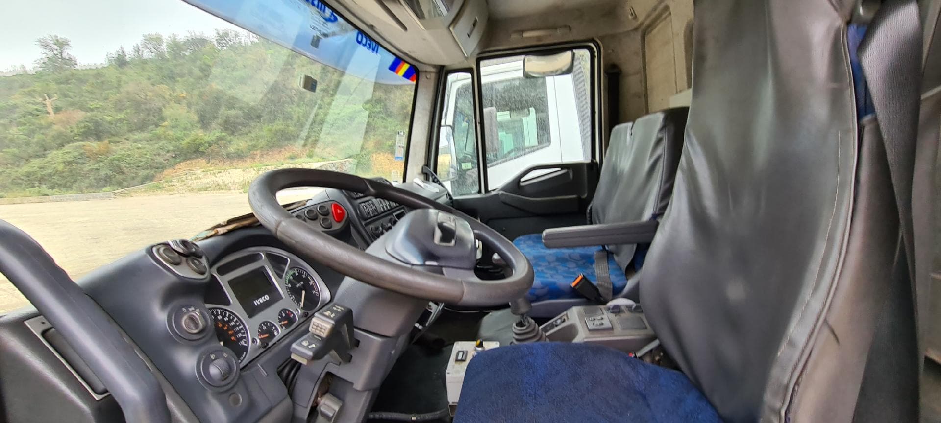 Iveco Eurocargo ML75 com Compactador 6/9 — imagen 11