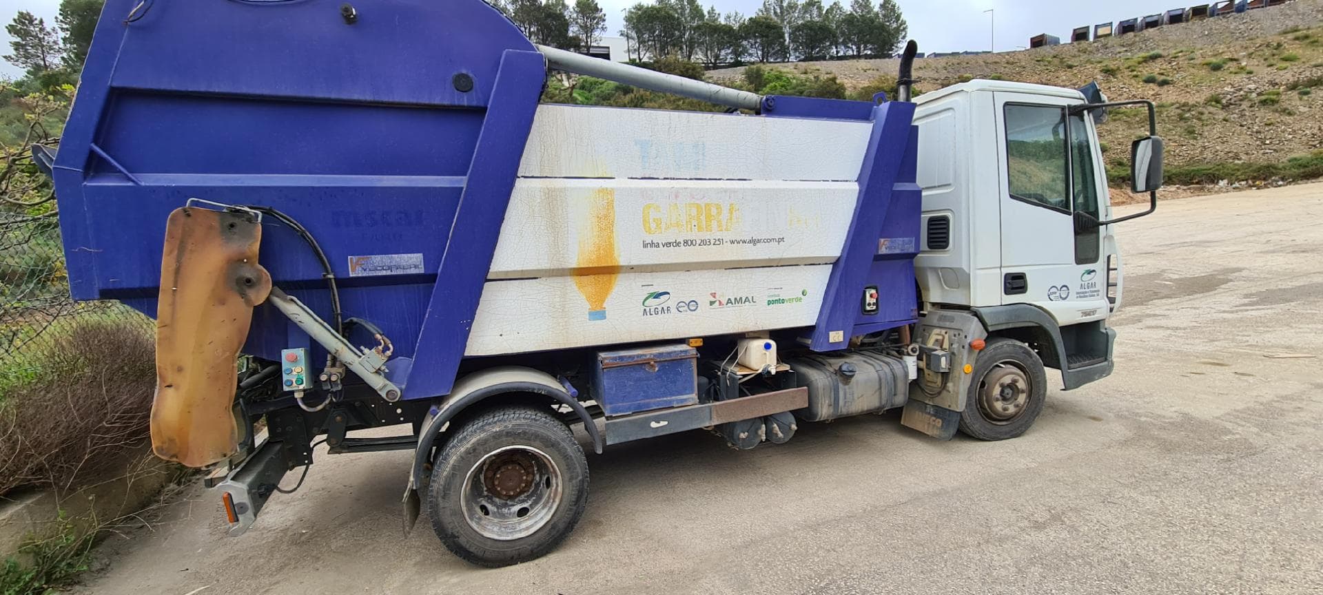Iveco Eurocargo ML75 com Compactador 6/9 — imagen 4