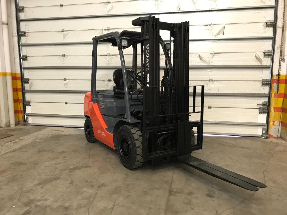 Empilhador Toyota · 2500kg · Ano 2016 — image 2