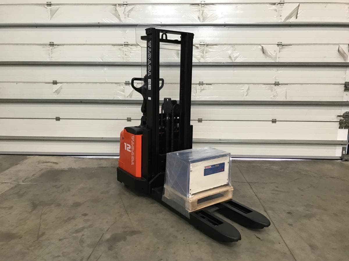 Stacker Toyota 7SM10 · Ano 2006 — image 1