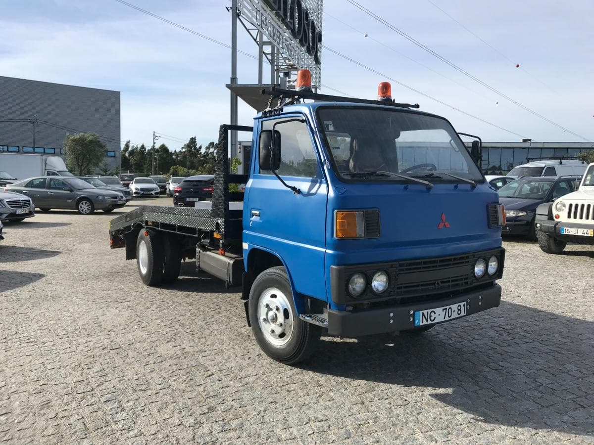 Pronto-Socorro Mitsubishi Canter FE 110 · Ano 1983 — image 1