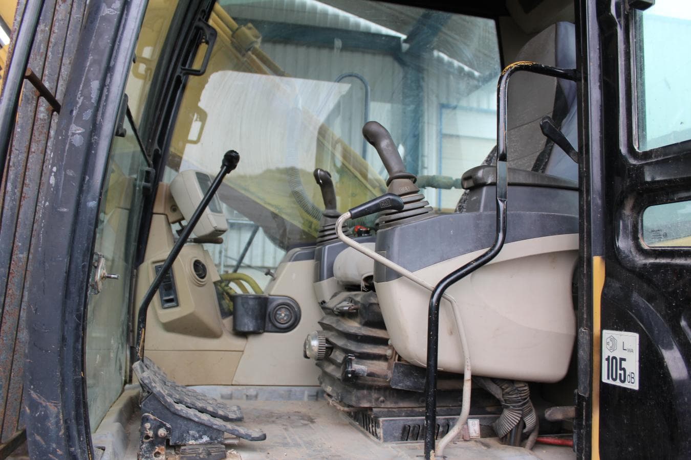 Escavadora Rastos CAT 320C — imagem 8