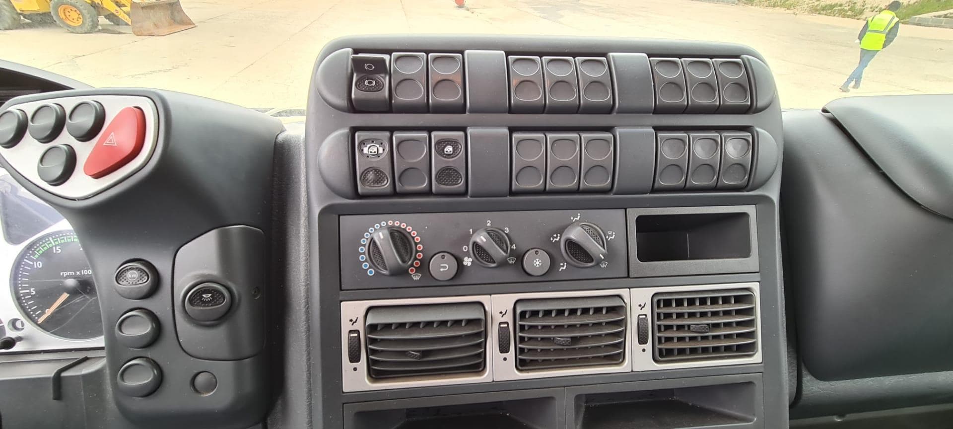 Iveco Eurocargo ML120 com Contentor Basculante 6/9 — imagen 10