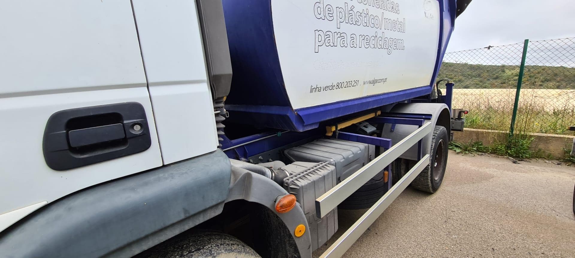 Iveco Eurocargo ML120 com Contentor Basculante 6/9 — imagen 4