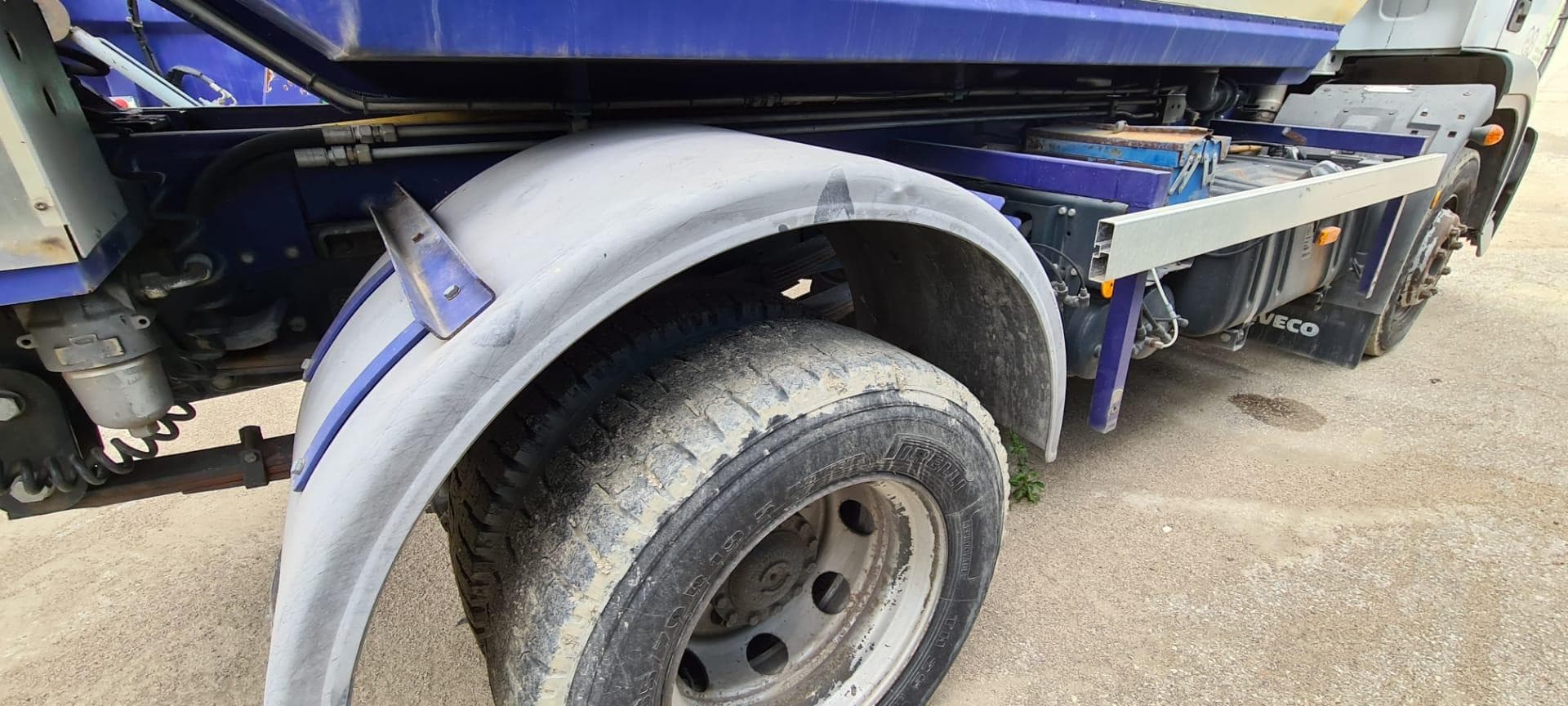 Iveco Eurocargo ML120 com Contentor Basculante 6/9 — imagen 5