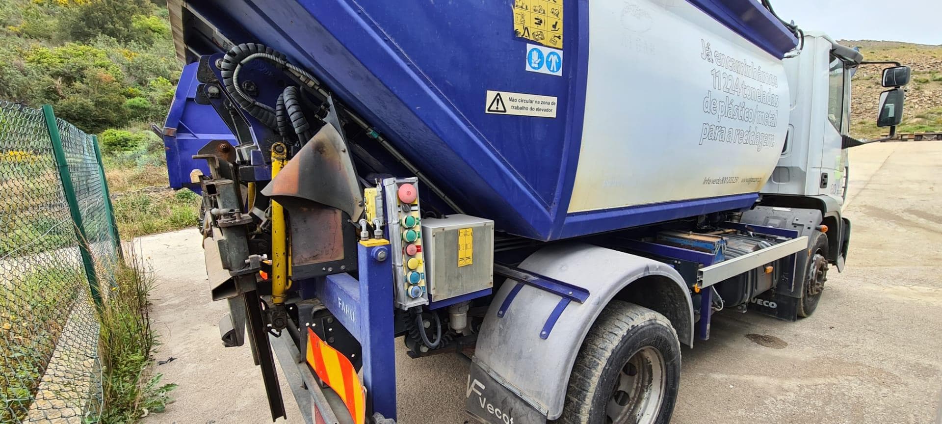 Iveco Eurocargo ML120 com Contentor Basculante 6/9 — imagen 3