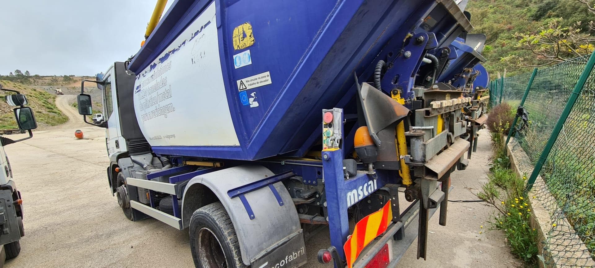 Iveco Eurocargo ML120 com Contentor Basculante 6/9 — imagen 2