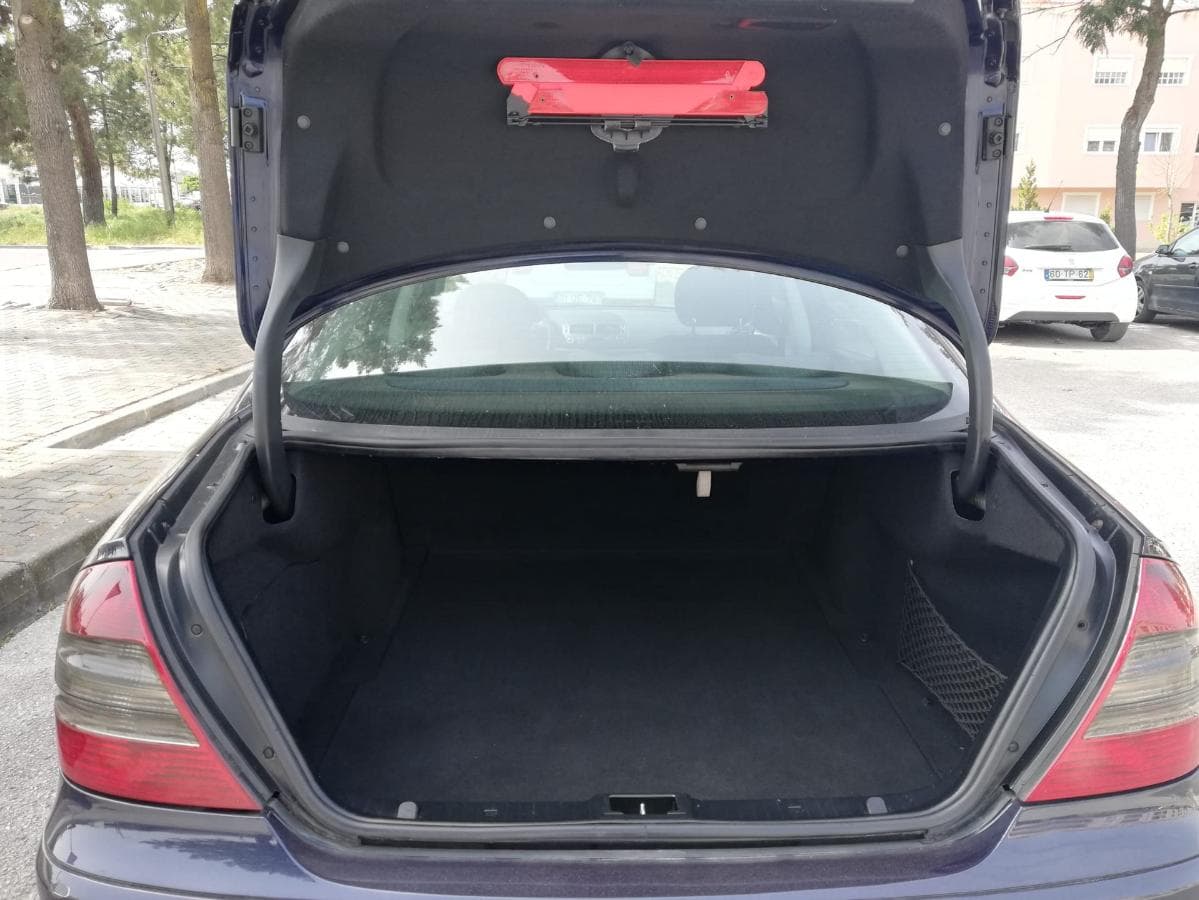 Mercedes-Benz E220 CDI — image 11