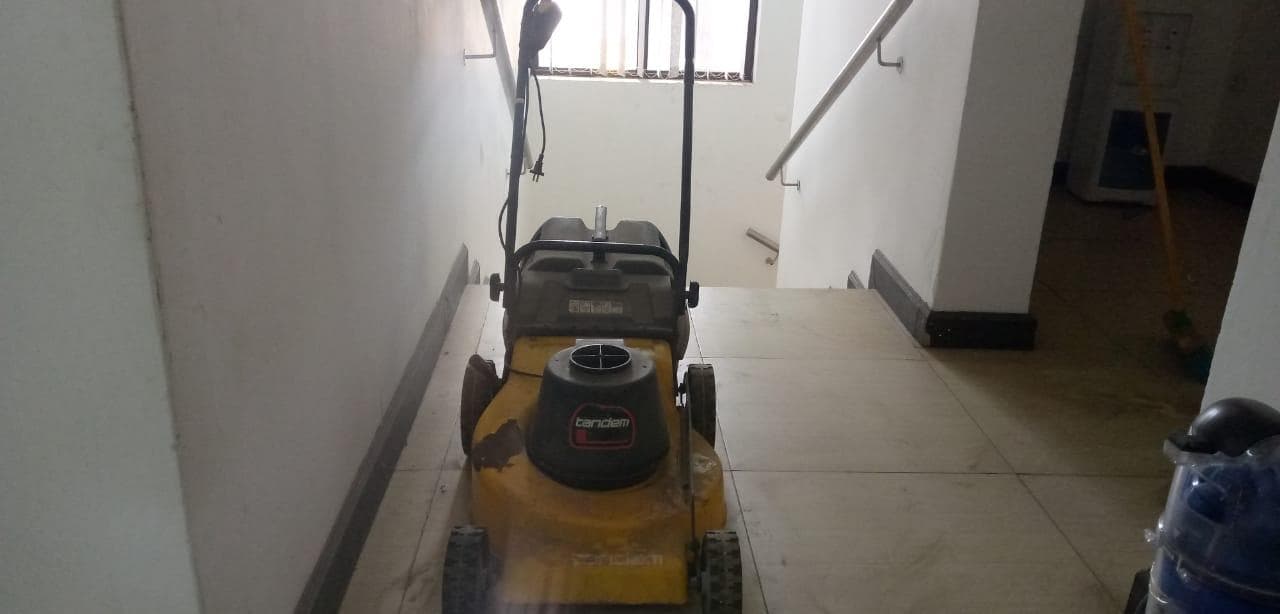Máquina de  cortar relva. · — imagem 1