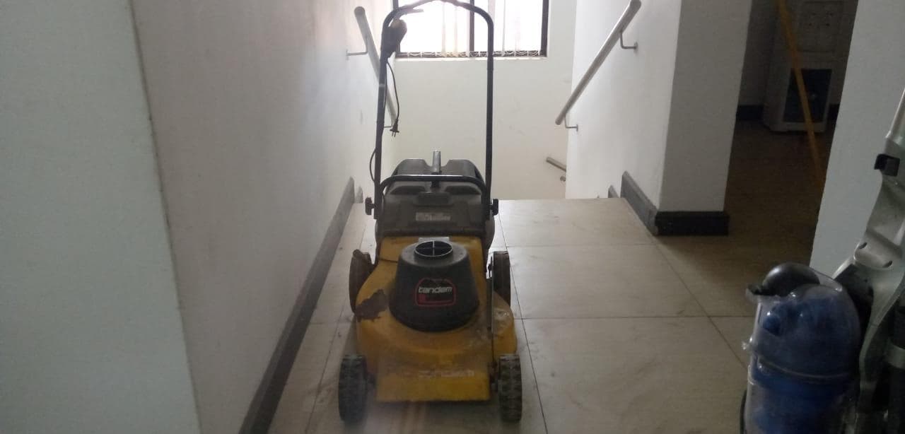 Máquina de  cortar relva. · — imagem 2