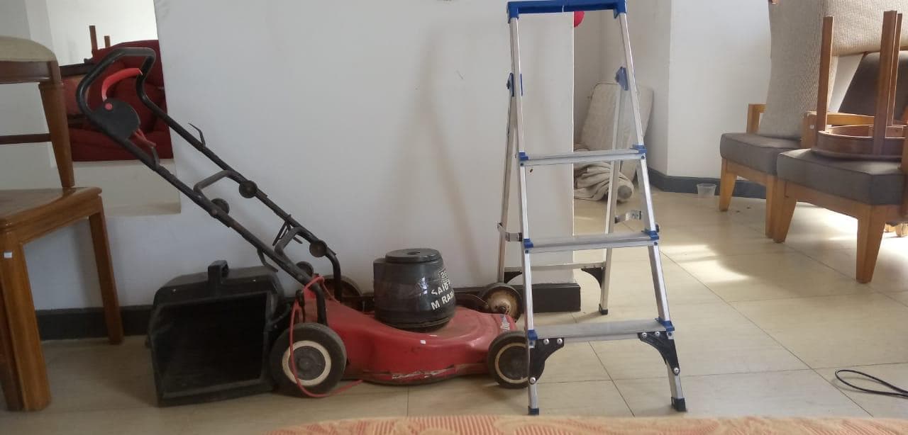 Escadote e Máquina de cortar relva. · — image 1