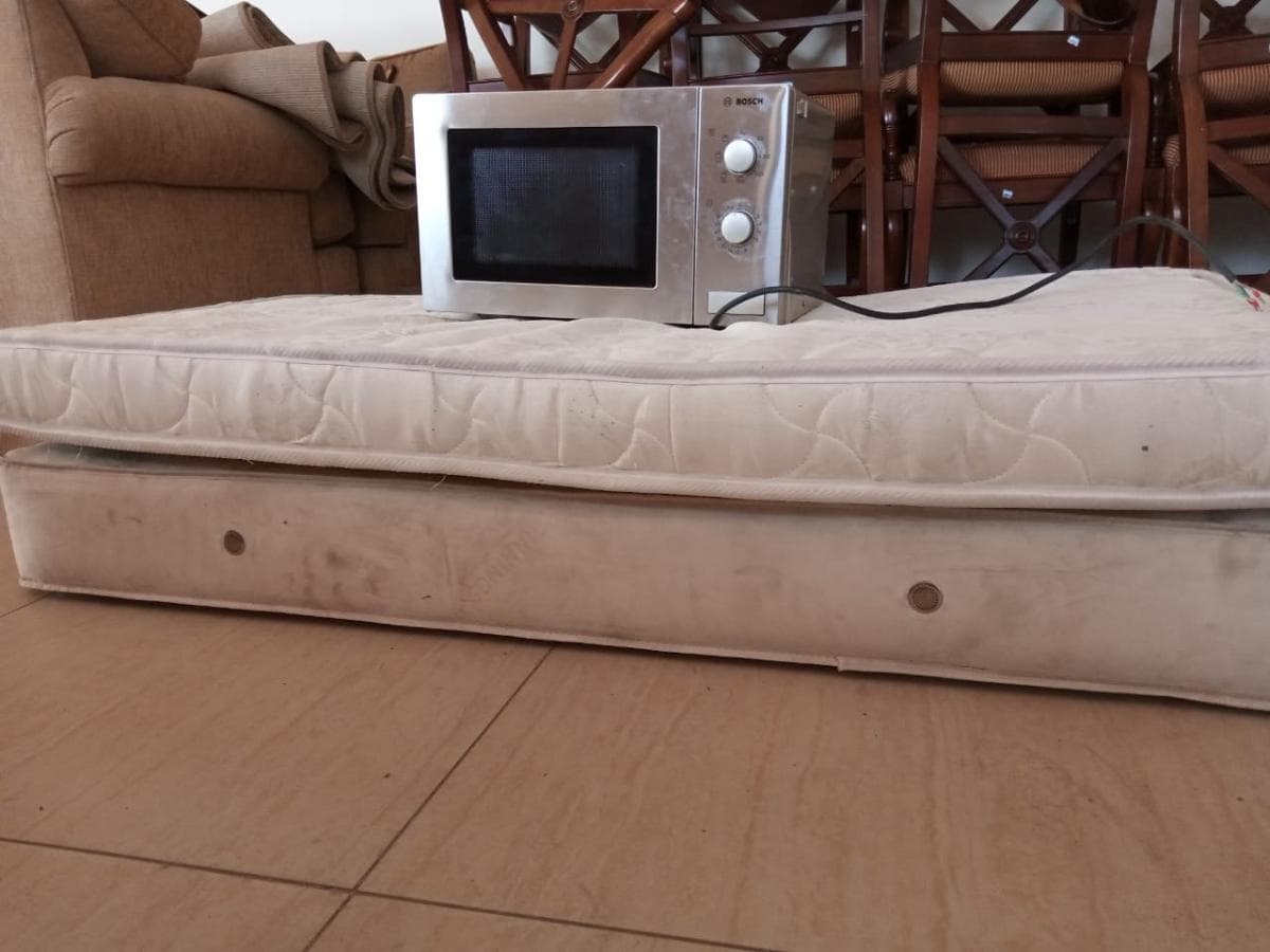 Microondas e colchões  · — imagem 1