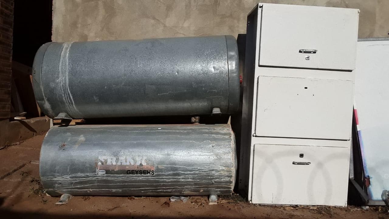 Termos acumuladores e cacifo metálico. · — imagen 1