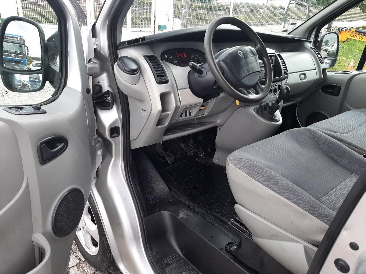Renault Trafic 2.0 DCI · Ano 2007 — image 12