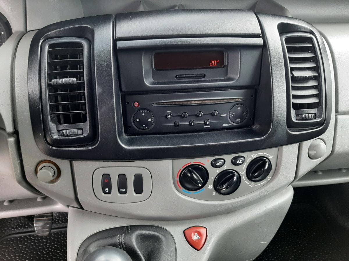 Renault Trafic 2.0 DCI · Ano 2007 — image 16