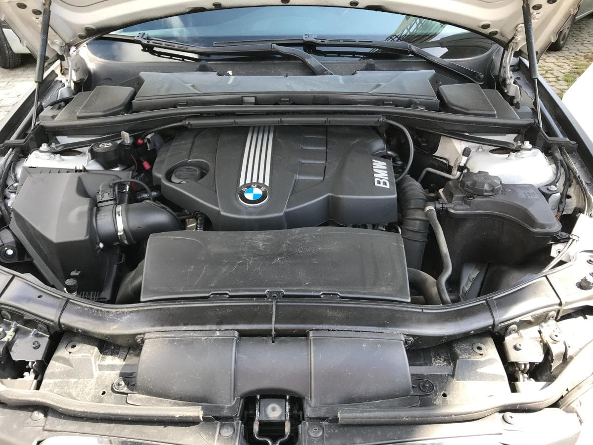 BMW 318D Touring · Ano 2010 — imagem 10