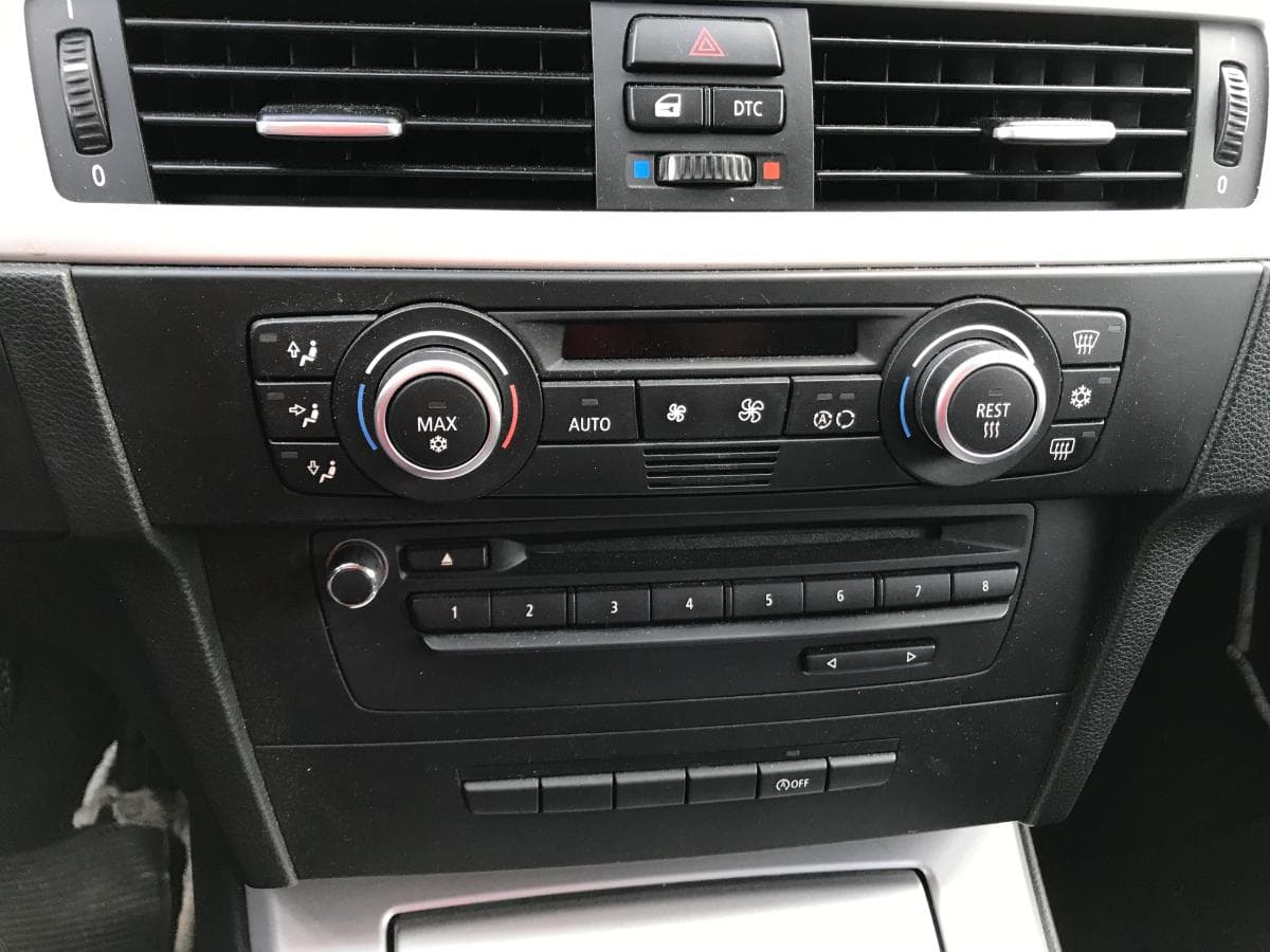 BMW 318D Touring · Ano 2010 — imagem 14