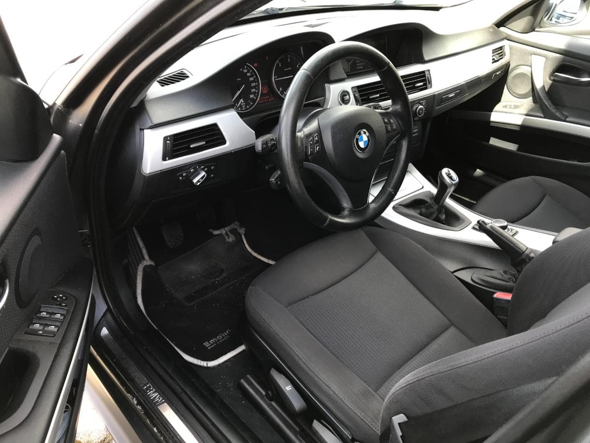 BMW 318D Touring · Ano 2010 — imagem 12