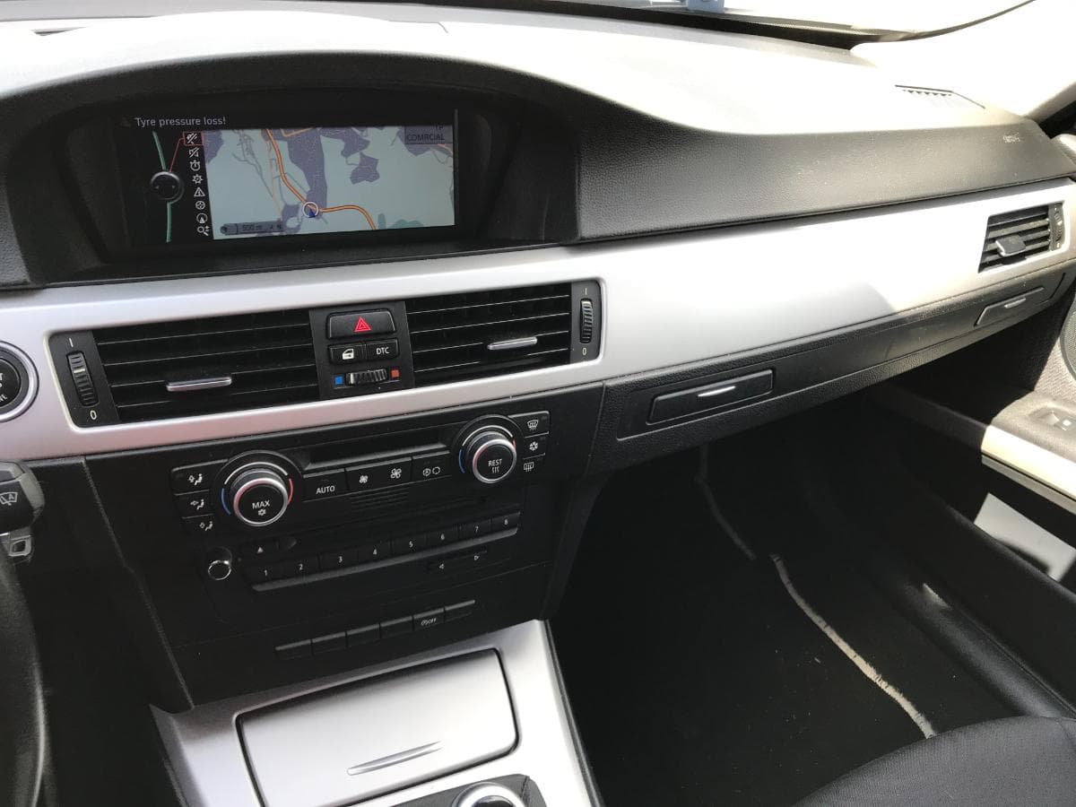 BMW 318D Touring · Ano 2010 — imagem 17