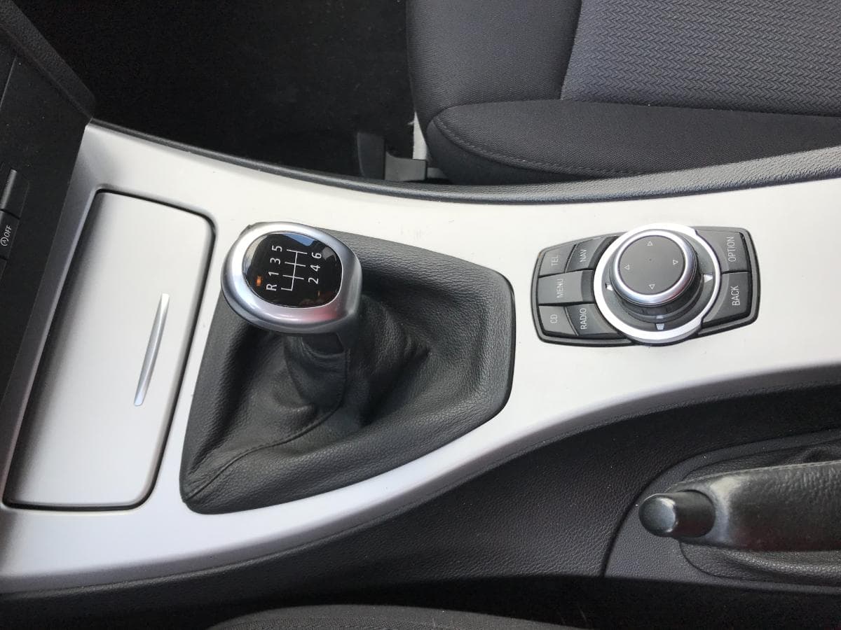 BMW 318D Touring · Ano 2010 — imagem 25