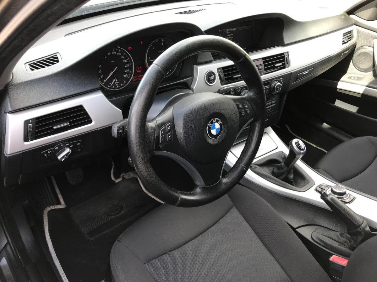 BMW 318D Touring · Ano 2010 — imagem 23