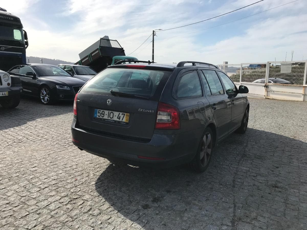 Skoda Octávia 1.6 TDI · Ano 2009 — imagen 4