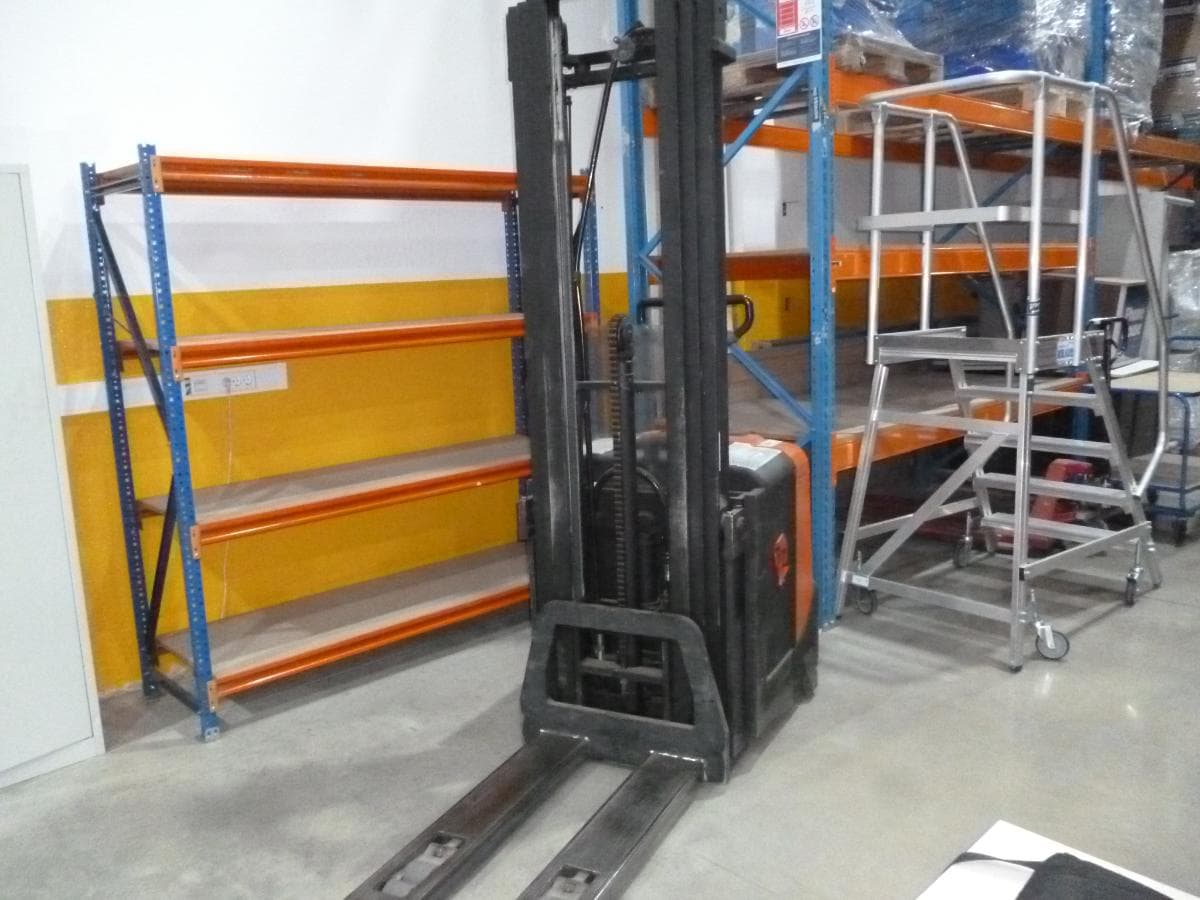 Stacker + Porta paletes + carro mesa + escada de plataforma