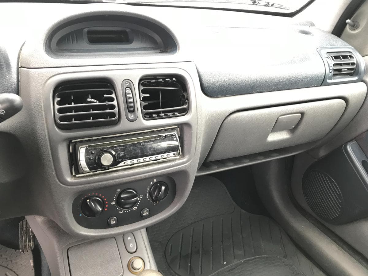 Renault Clio 1.9D · Ano 2000 — imagen 13