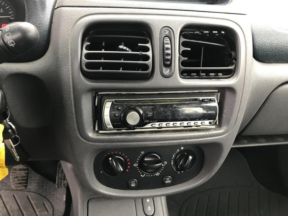 Renault Clio 1.9D · Ano 2000 — imagen 14