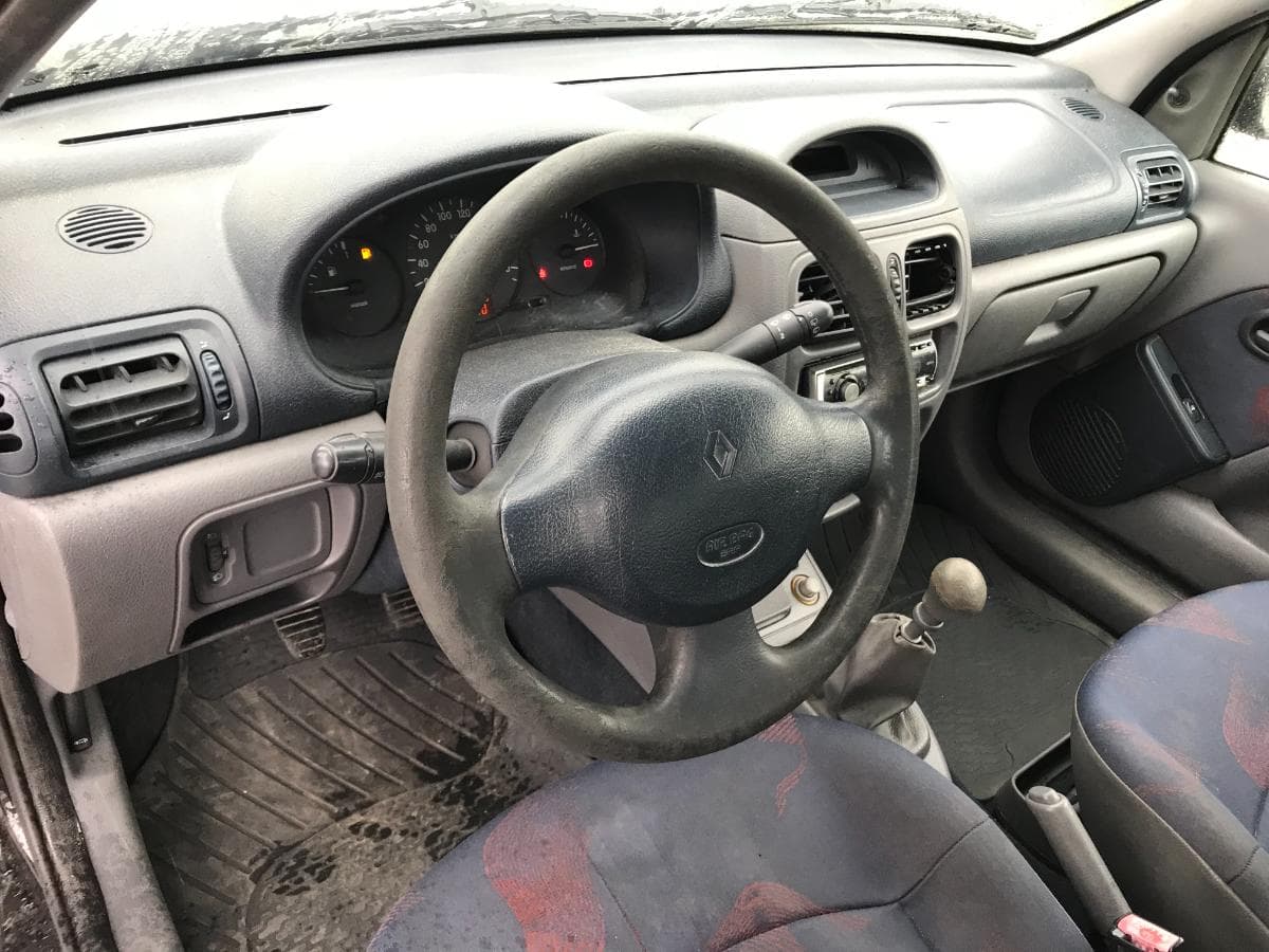 Renault Clio 1.9D · Ano 2000 — imagen 15