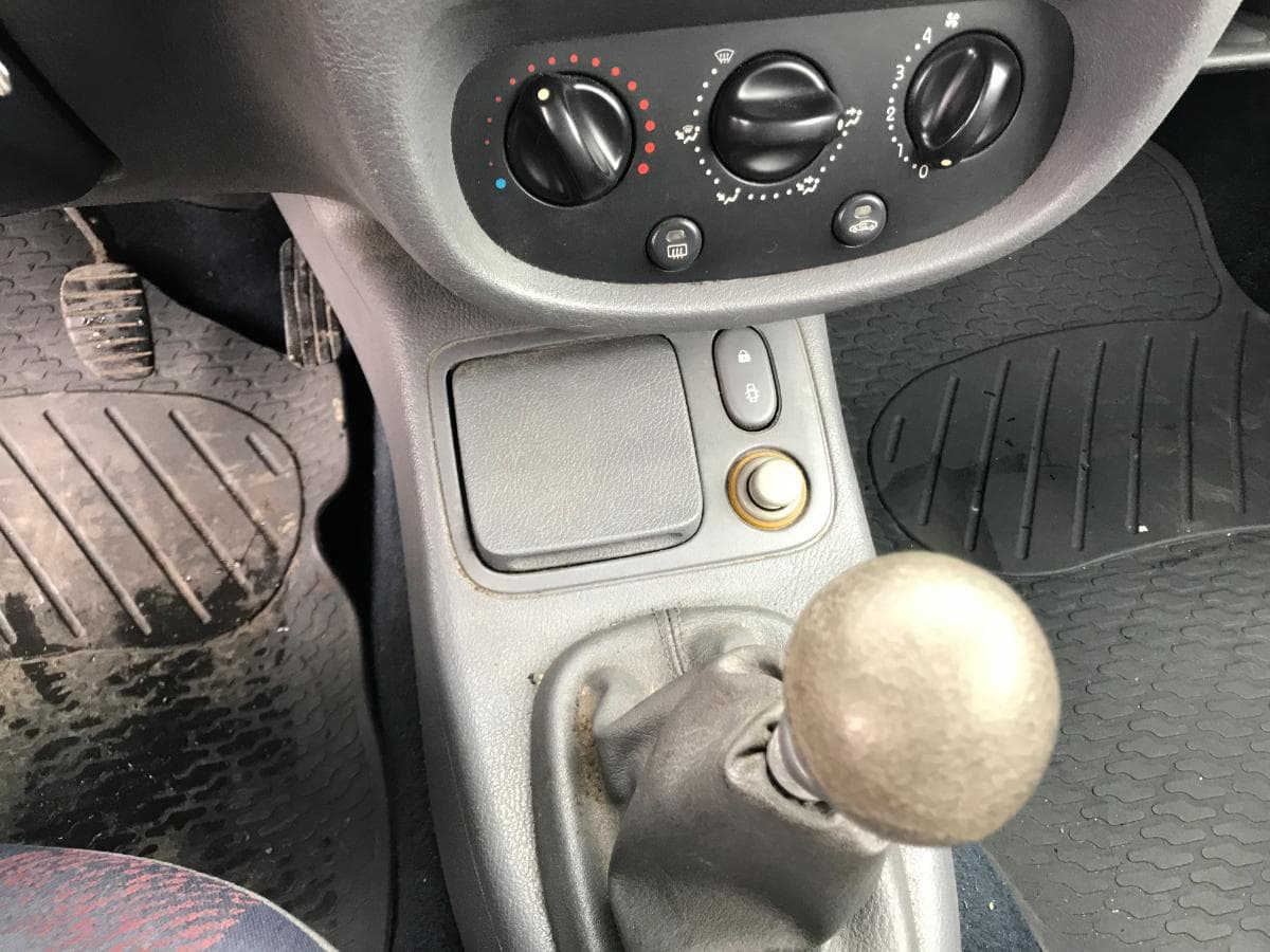 Renault Clio 1.9D · Ano 2000 — imagen 17
