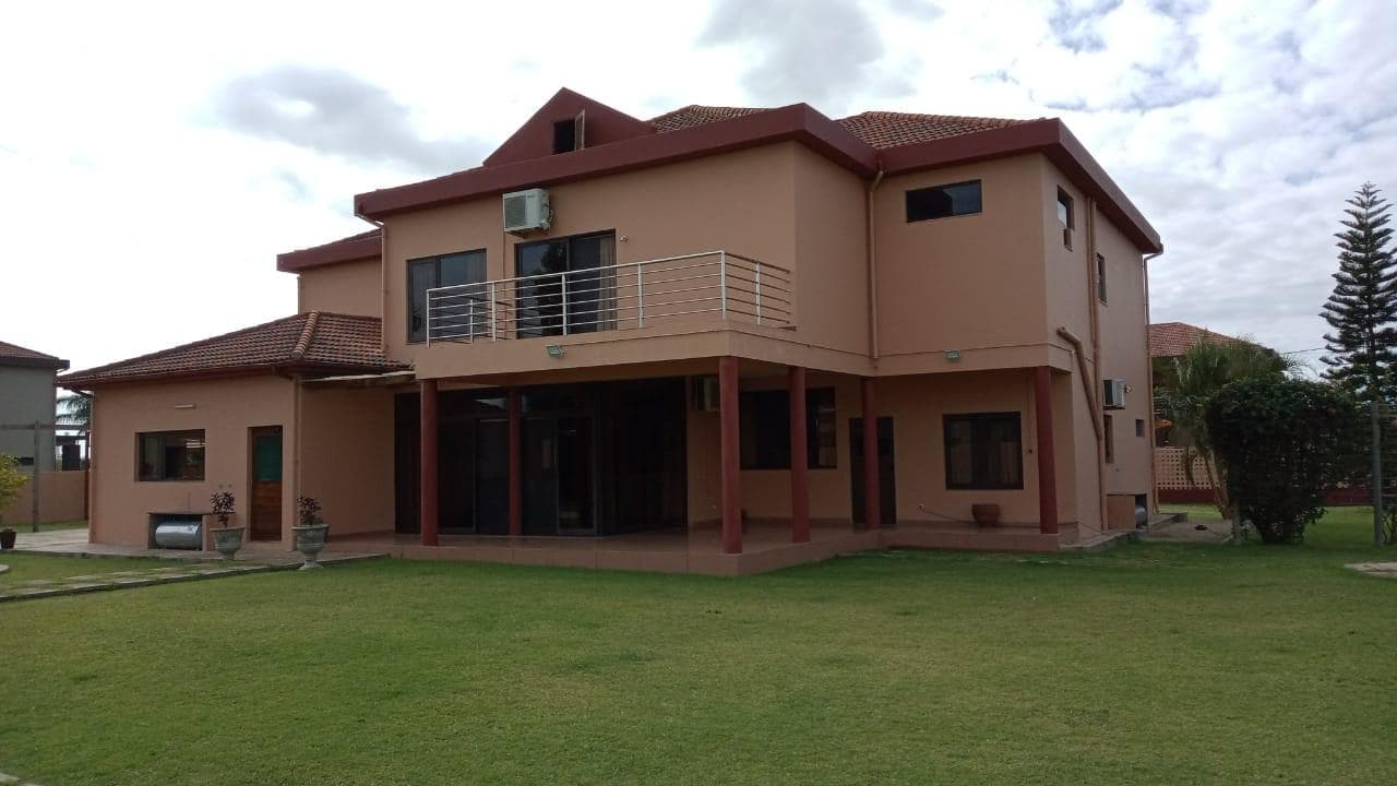 Moradia duplex T5 em condominío fechado · — imagen 6