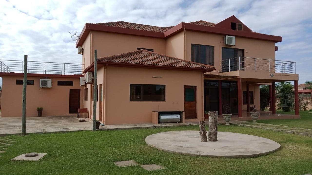 Moradia duplex T5 em condominío fechado · — imagen 4