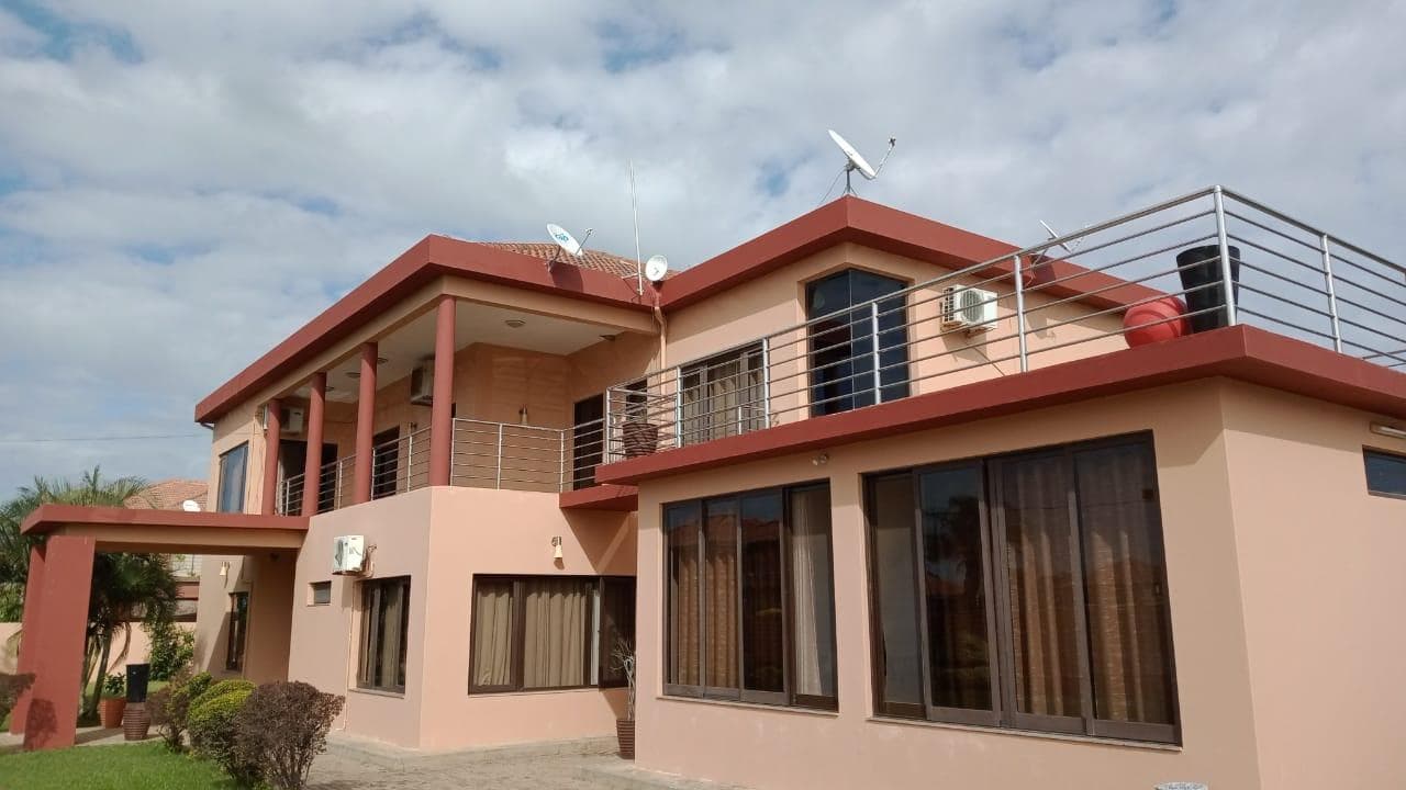 Moradia duplex T5 em condominío fechado · — imagen 8