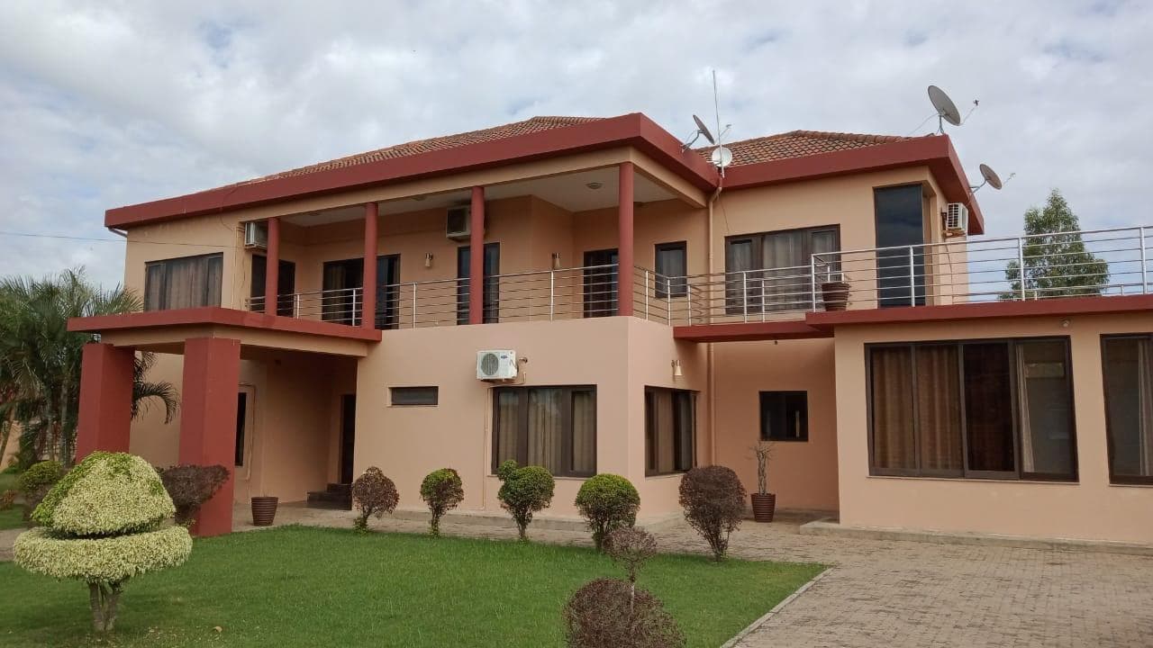 Moradia duplex T5 em condominío fechado · — imagen 7