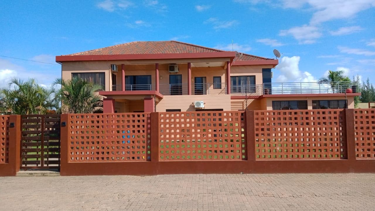 Moradia duplex T5 em condominío fechado · — imagen 1
