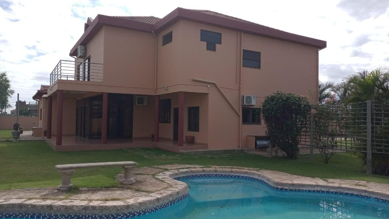 Moradia duplex T5 em condominío fechado · — imagen 10