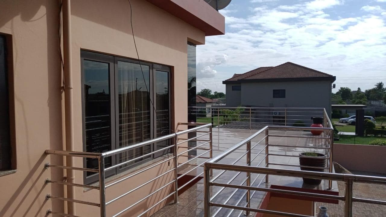 Moradia duplex T5 em condominío fechado · — imagen 11