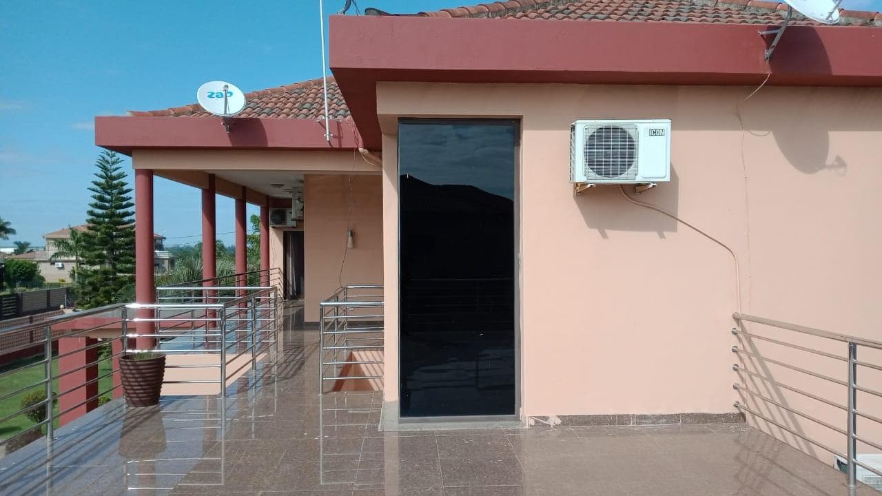 Moradia duplex T5 em condominío fechado · — imagen 13
