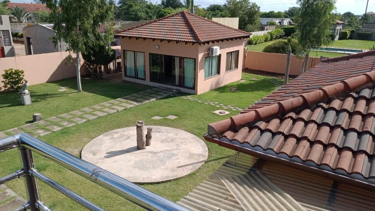 Moradia duplex T5 em condominío fechado · — imagen 16