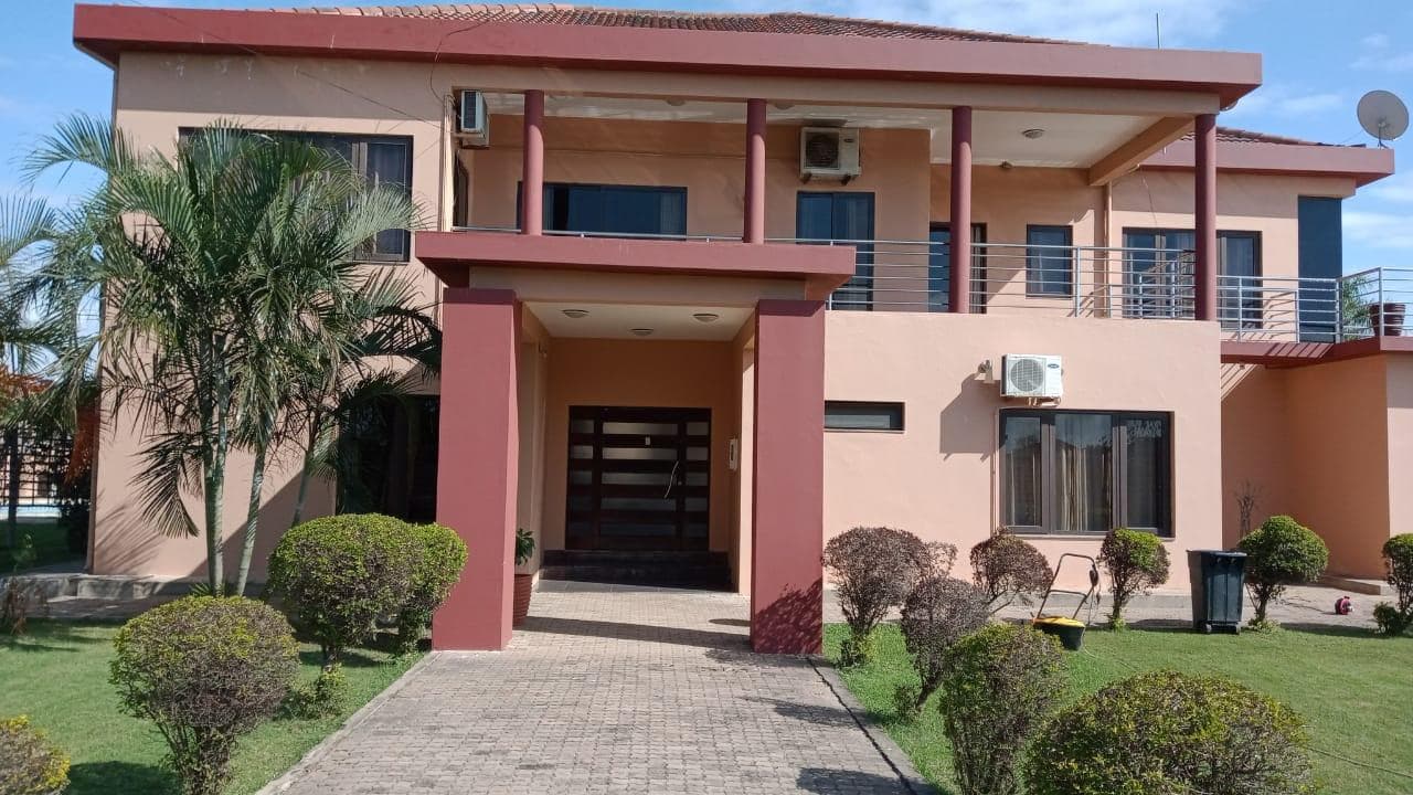 Moradia duplex T5 em condominío fechado · — imagen 5