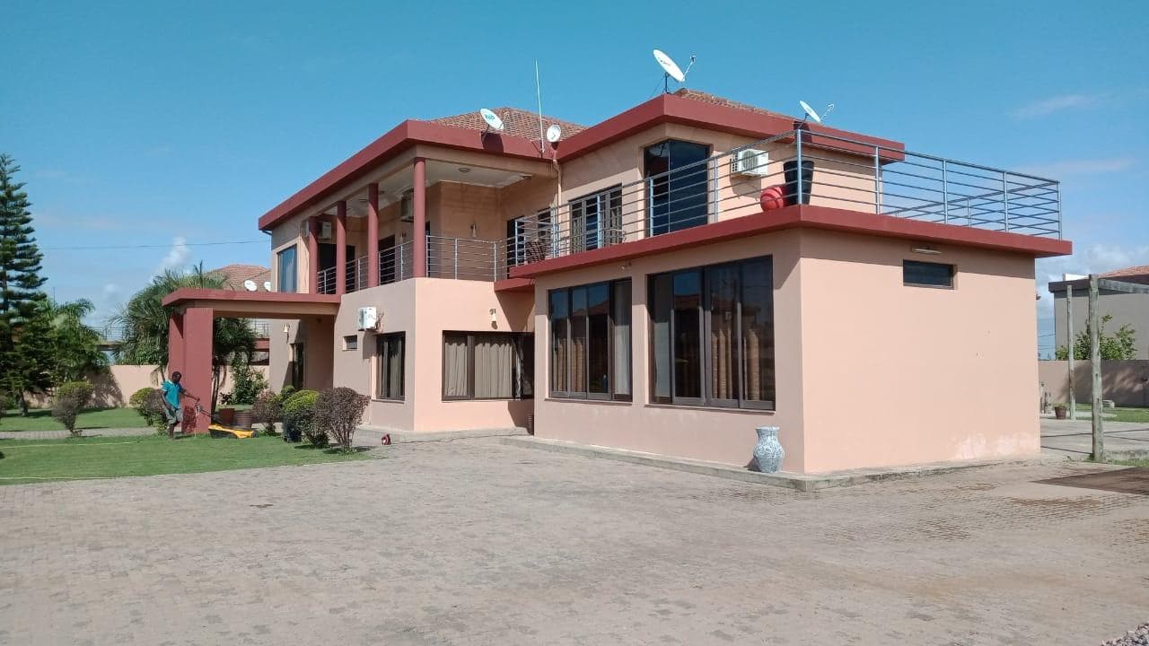 Moradia duplex T5 em condominío fechado · — imagen 2