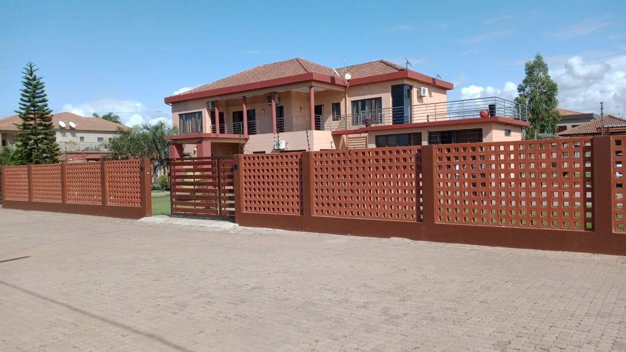 Moradia duplex T5 em condominío fechado · — imagen 19