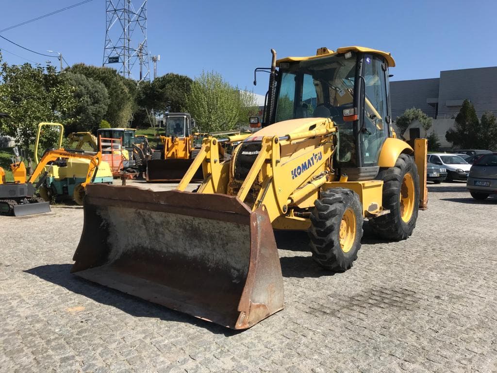 Retroescavadora Komatsu WB93R · Ano 2008 — imagem 3