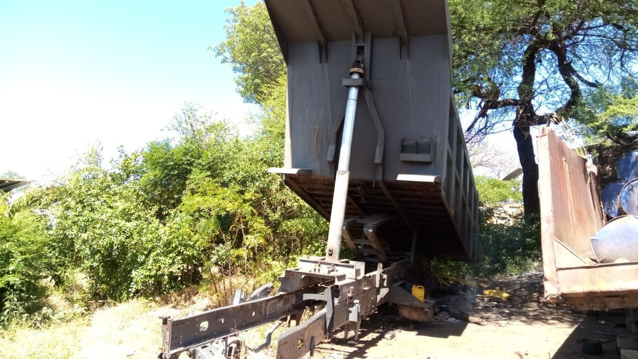 Camion benne ·