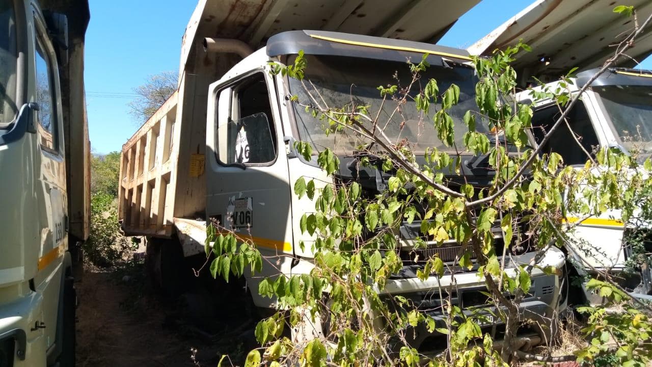 Camion benne ·