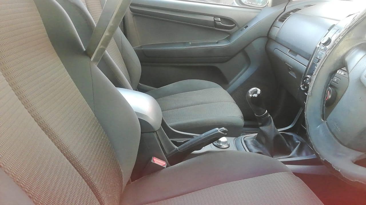 Isuzu KB · — imagem 11