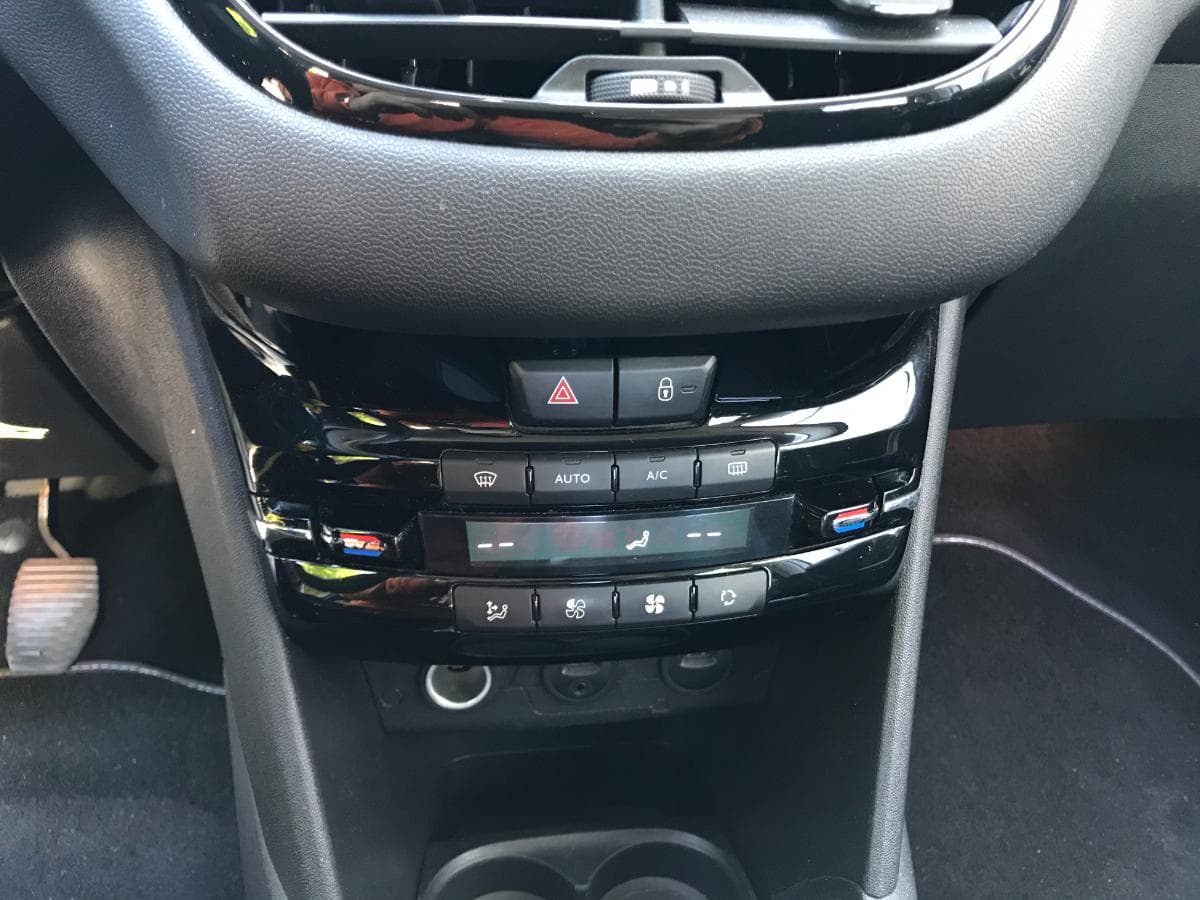 Peugeot 208 1.6 HDI· Ano 2012 — imagem 14