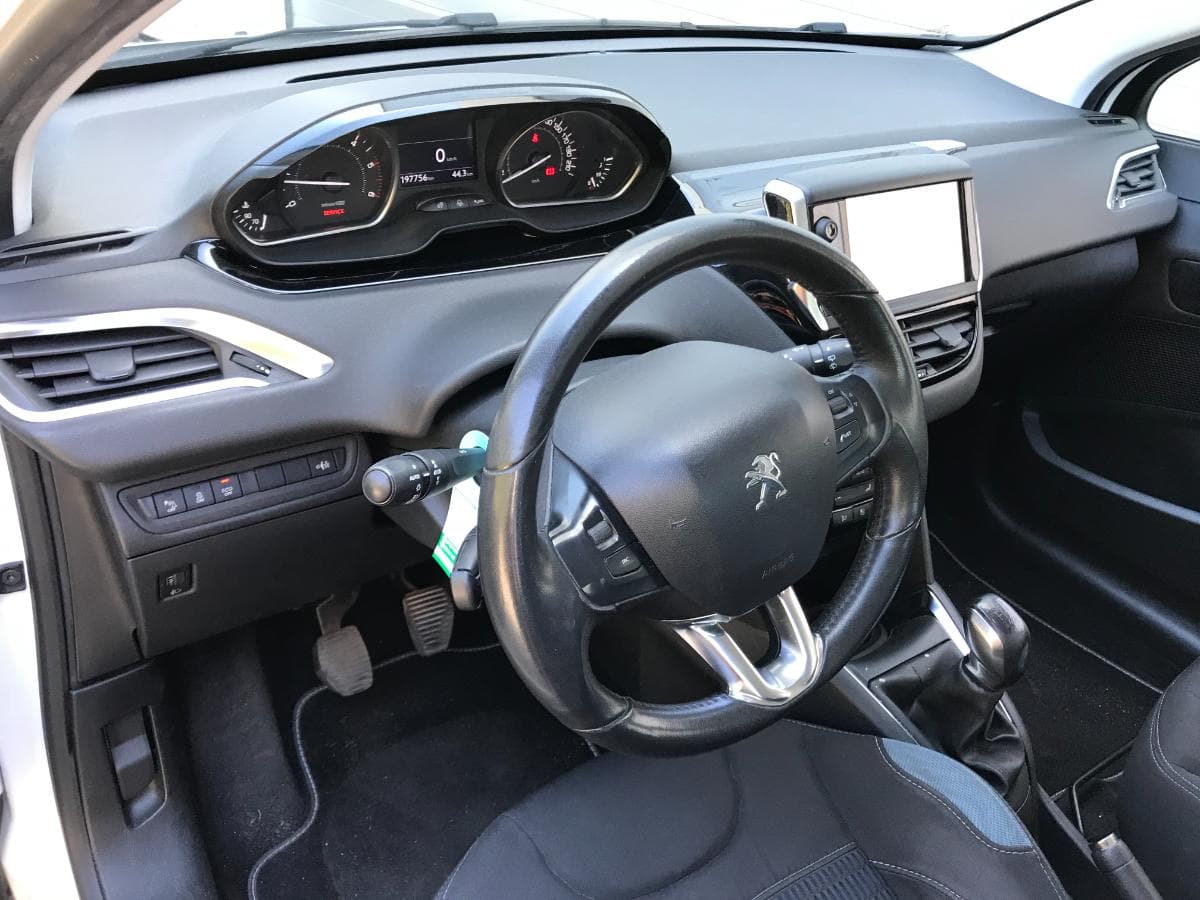 Peugeot 208 1.6 HDI· Ano 2012 — imagem 15